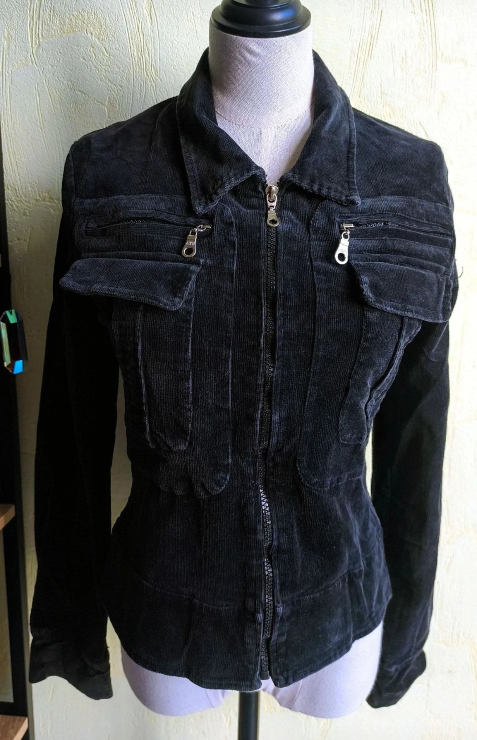 Veste noire en velours côtelé zippée